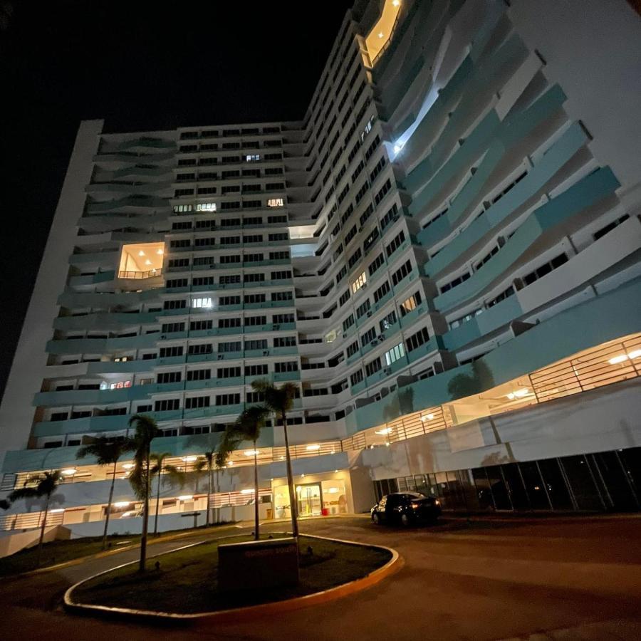 Acellyne'S Suites At The Residences At Commonwealth By Century Ciudad Quezon Exterior foto