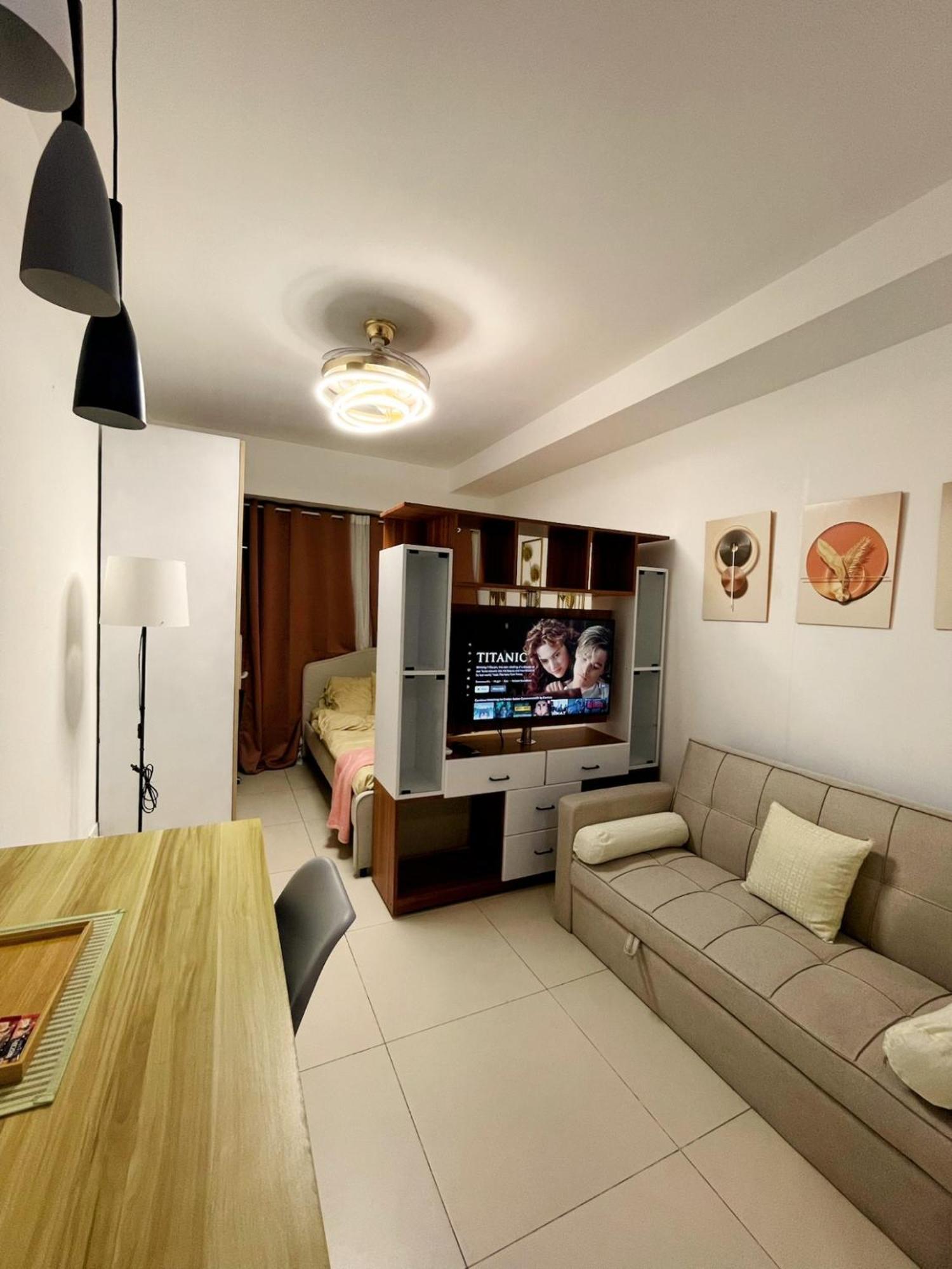 Acellyne'S Suites At The Residences At Commonwealth By Century Ciudad Quezon Habitación foto