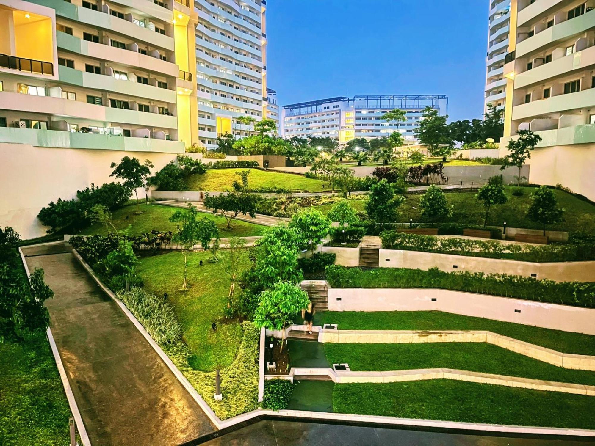 Acellyne'S Suites At The Residences At Commonwealth By Century Ciudad Quezon Exterior foto